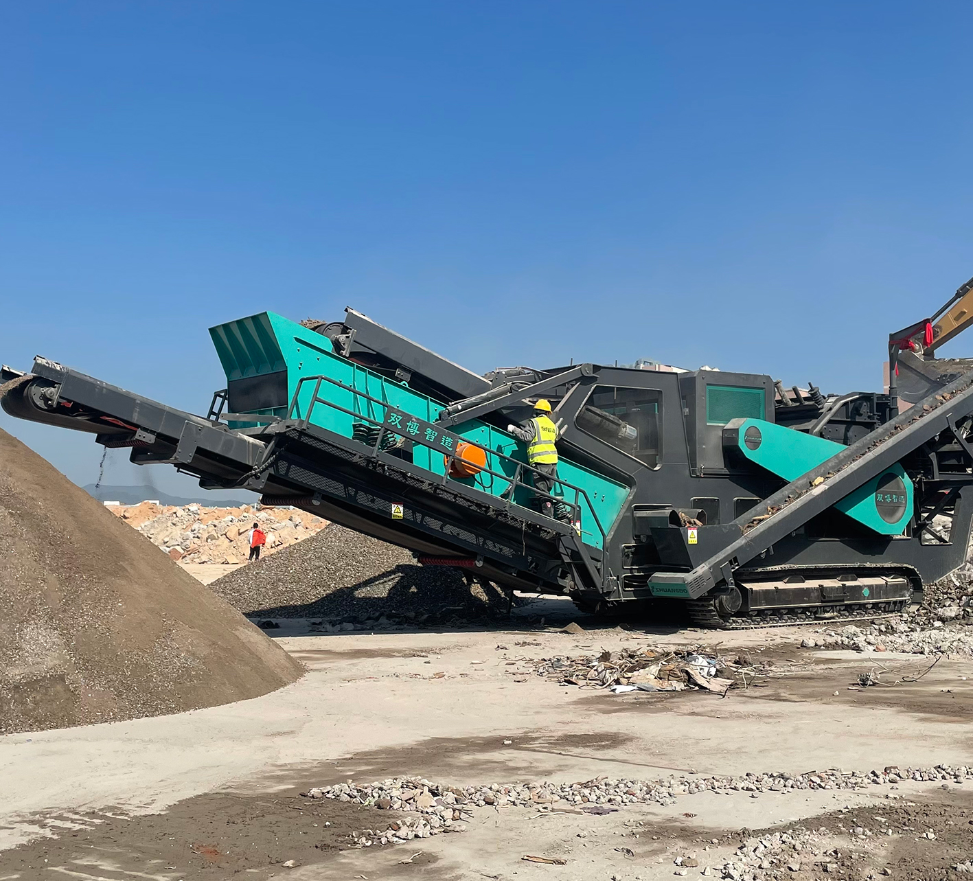 反擊式移動(dòng)破碎站每小時(shí)能處理多少建筑垃圾？